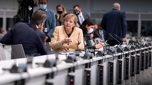 Bundeskanzlerin Angela Merkel im Gespräch bei der 26. UN-Klimakonferenz.