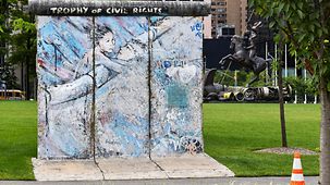 Drei Segmente der Berliner Mauer, im Hintergrund das Gebäude der Vereinten Nationen