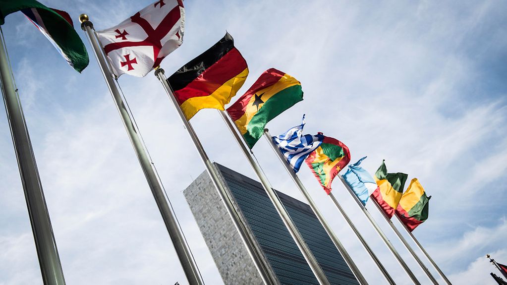 Flaggen wehen anlässlich des UN-Gipfels vor dem Gebäude der Vereinten Nationen in Manhattan.