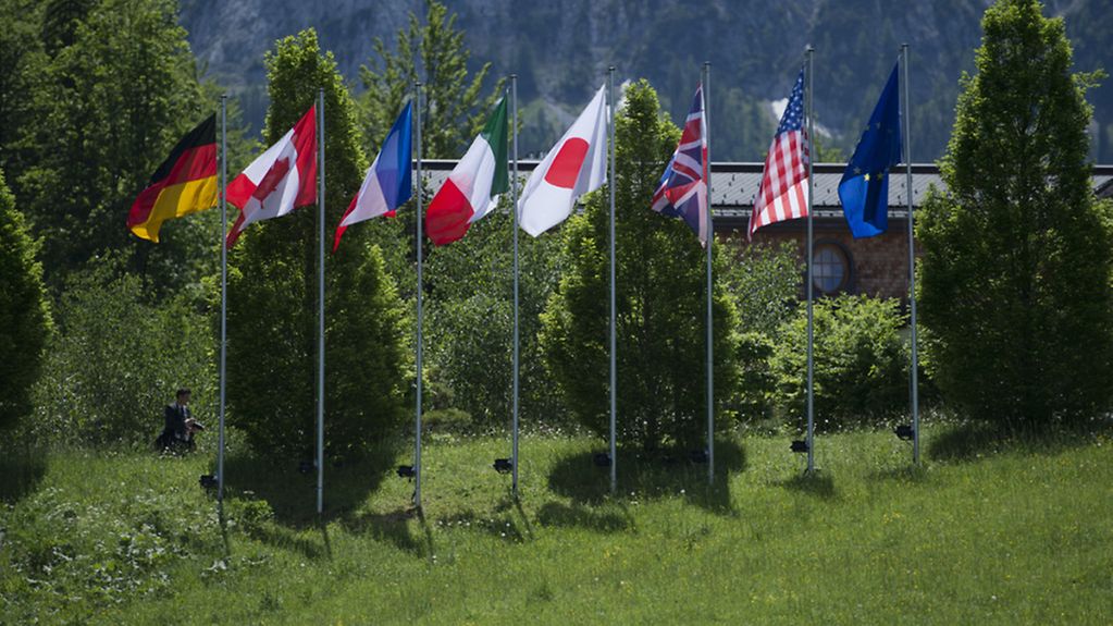 Die Fahnen der G7-Nationen stehen vor Schloss Elmau neben der Fahne der Europäischen Union.