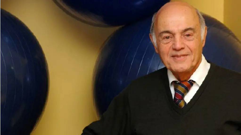 Portrait Yilmaz Atalay mit Gymnastikbällen