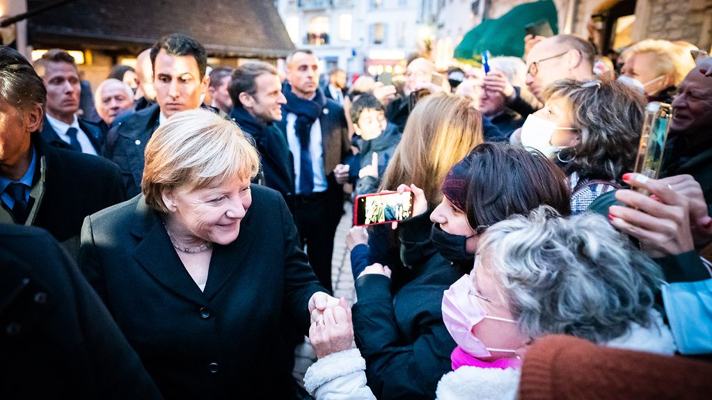 Das Bild zeigt Kanzlerin Merkel mit Bürgern in Beaune.