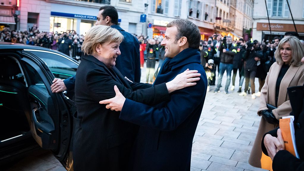 L’image montre la chancelière fédérale Angela Merkel et le président français Emmanuel Macron sur une place de Beaune