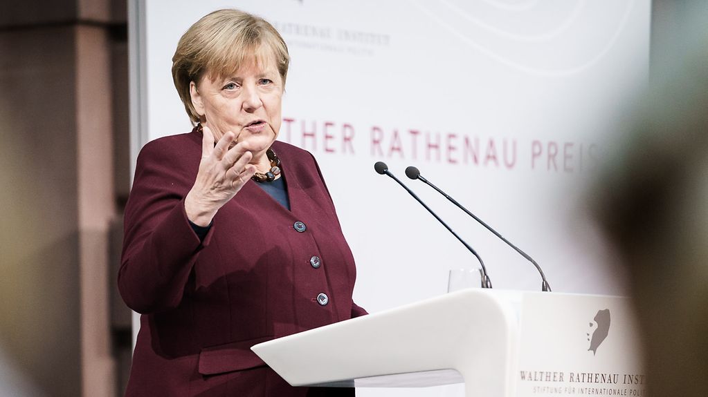 La chancelière fédérale Angela Merkel tient un discours lors de la remise du prix Walther Rathenau