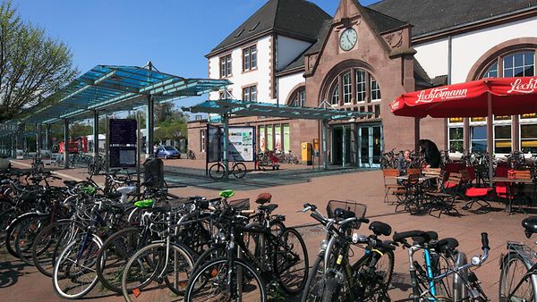 Fahrradparkplatz vor dem Bahnhofsgebaeude in Herford.