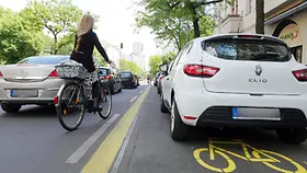 Der Pop-up Radweg auf der Kantstraße wird zum Parken genutzt, Radfahrende müssen ausweichen und sich in den fließenden Autoverkehr einreihen.