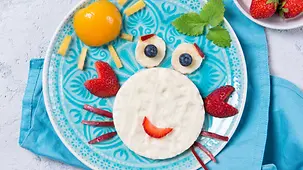 Süße Reiswaffeln mit Joghurt in Form einer Krabbe mit gemischten frischen Früchten.