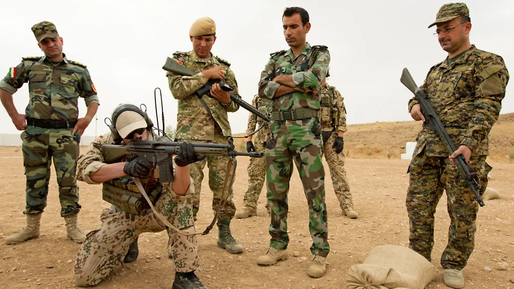 Beginn der Einweisung (Multiplikatoren-Ausbildung) der kurdischen Peschmerga in die Handhabung des G3-Sturmgewehrs durch Soldaten der Bundeswehr auf einer Schießanlage nahe der nordirakischen Stadt Erbil. Foto: Sebastian Wilke/Bundeswehr.