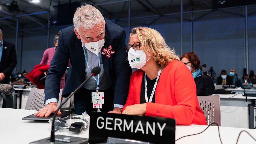 Federal Environment Minister Svenja Schulze and State Secretary for the Environment Jochen Flasbarth conducting the final negotiations at the World Climate Conference in Glasgow.