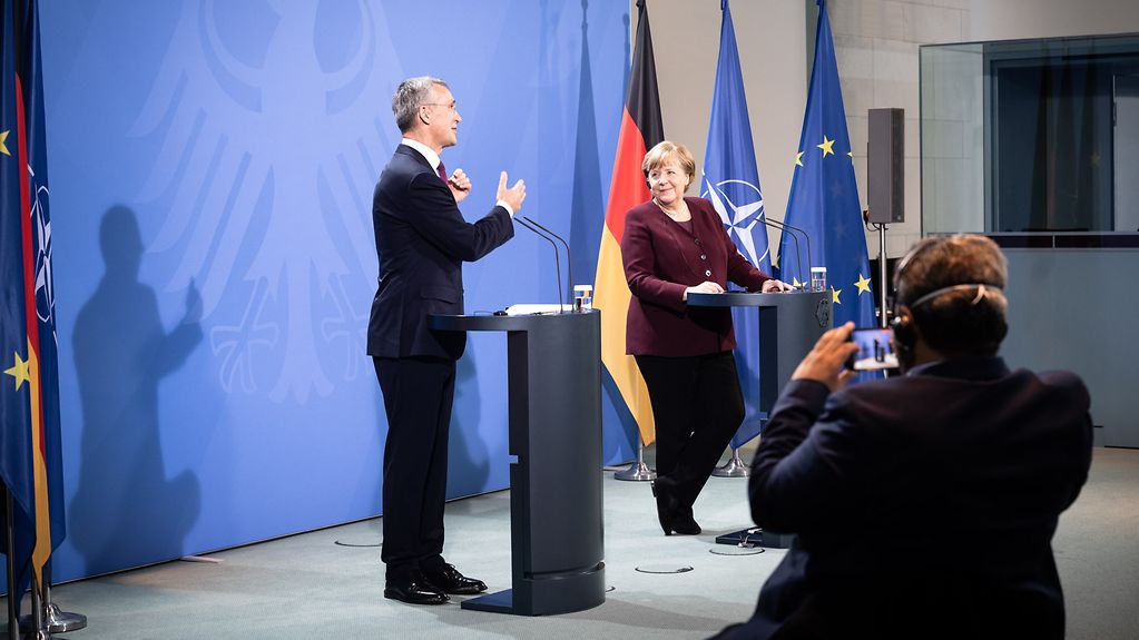 La chancelière fédérale et le secrétaire général de l’OTAN lors d’une conférence de presse commune