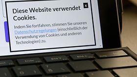 PC-Bildschirm mit Anzeige "Diese Website verwendet Cookies"