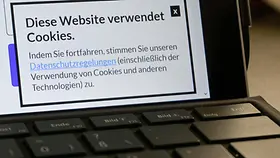 PC-Bildschirm mit Anzeige "Diese Website verwendet Cookies"