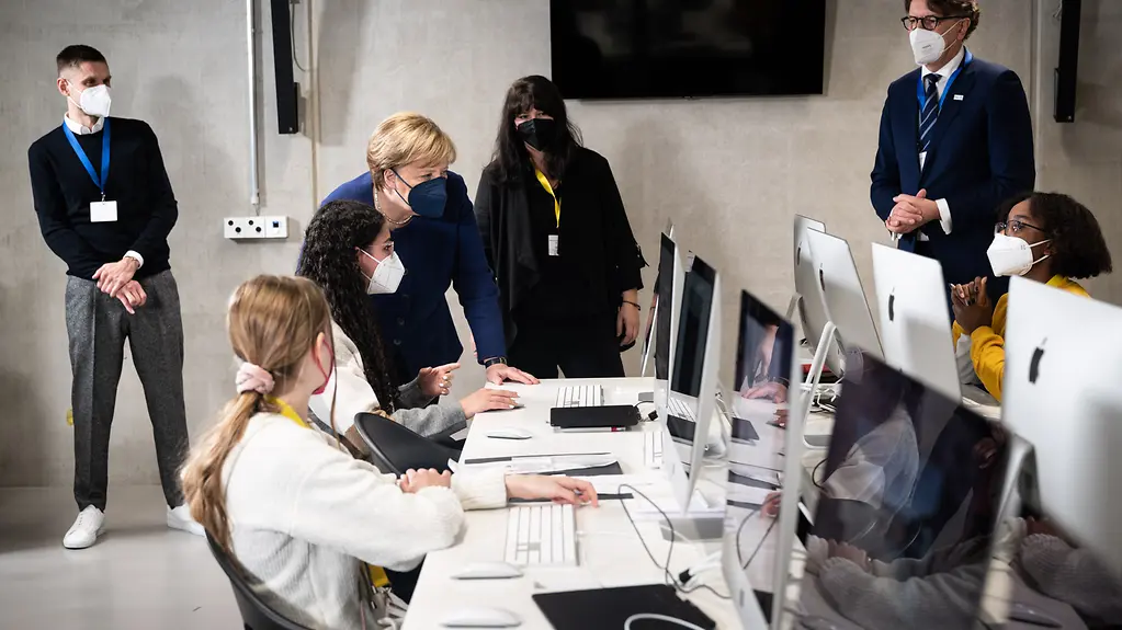 Federal Chancellor Angela Merkel visiting the TUMO learning centre.