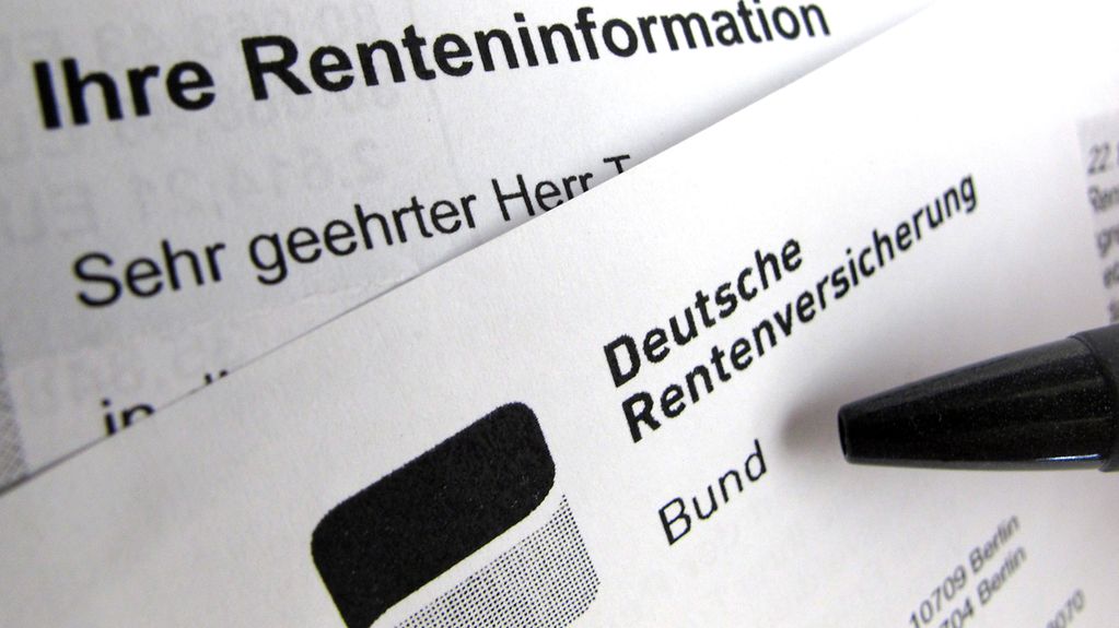 Eine Renteninformation der Deutschen Rentenversicherung liegt auf einem Schreibtisch.