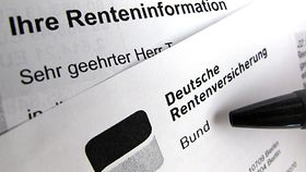 Eine Renteninformation der Deutschen Rentenversicherung liegt auf einem Schreibtisch.