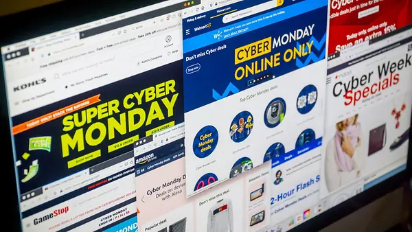 Ein Computermonitor mit zahlreichen Sonderangeboten zum "Cyber Monday".