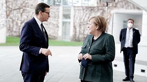 Bundeskanzlerin Merkel und der polnische Ministerpräsident Mateusz Morawieckivor dem Kanzleramt.