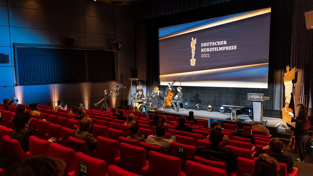 Blick in den Veranstaltungssaal der Hochschule für Fernsehen und Film München bei der Verleihung des Deutschen Kurzfilmpreises 2021