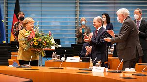 Federal Chancellor Merkel at the 161st Federal Cabinet meeting of the current legislative period with a bouquet of flowers presented to her by Vice Chancellor Scholz.