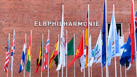 Fahnen der G20-Staaten vor der Elbphilharmonie in Hamburg. 