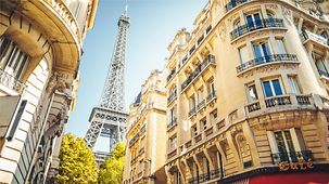 Standansicht Paris, Eifelturm zwischen Altbauten