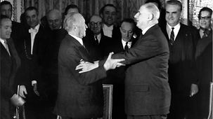 Bundeskanzler Konrad Adenauer (l.) und Charles de Gaulle, Präsident Frankreichs (r.), nach der Unterzeichnung des Elysée-Vertrags