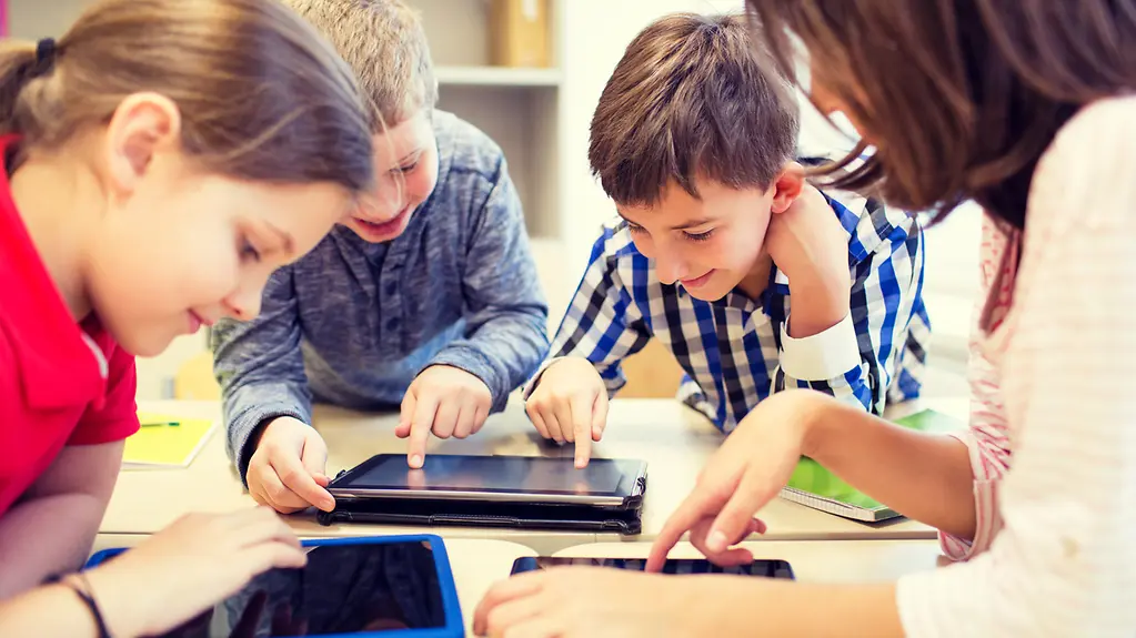 Schüler lernen an einem Tablet