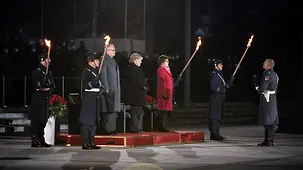 Bundeskanzlerin Angela Merkel bei einem Großen Zapfenstreich anlässlich ihrer Verabschiedung zwischen Eberhard Zorn, Generalinspekteur der Bundeswehr, und Annegret Kramp-Karrenbauer, Bundesministerin der Verteidigung.