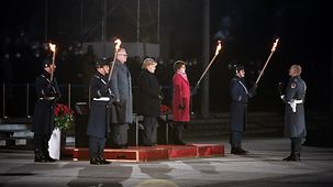 Bundeskanzlerin Angela Merkel bei einem Großen Zapfenstreich anlässlich ihrer Verabschiedung zwischen Eberhard Zorn, Generalinspekteur der Bundeswehr, und Annegret Kramp-Karrenbauer, Bundesministerin der Verteidigung.