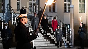 Bundeskanzlerin Angela Merkel neben Annegret Kramp-Karrenbauer, Bundesministerin der Verteidigung, bei einem Großen Zapfenstreich anlässlich ihrer Verabschiedung