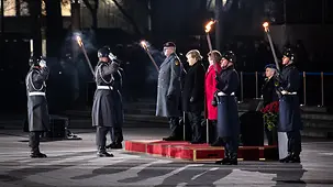Bundeskanzlerin Angela Merkel bei einem Großen Zapfenstreich anlässlich ihrer Verabschiedung zwischen Eberhard Zorn, Generalinspekteur der Bundeswehr, und Annegret Kramp-Karrenbauer, Bundesministerin der Verteidigung.