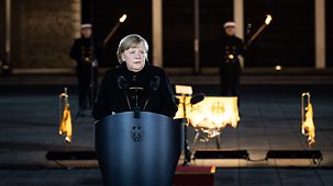 Bundeskanzlerin Angela Merkel spricht bei einem Großen Zapfenstreich anlässlich ihrer Verabschiedung