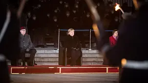 Bundeskanzlerin Angela Merkel bei einem Großen Zapfenstreich anlässlich ihrer Verabschiedung zwischen Eberhard Zorn, Generalinspekteur der Bundeswehr, und Annegret Kramp-Karrenbauer, Bundesministerin der Verteidigung.