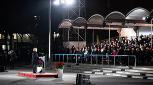 Bundeskanzlerin Angela Merkel spricht bei einem Großen Zapfenstreich anlässlich ihrer Verabschiedung
