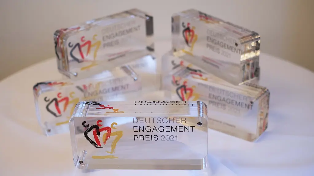 Pokale des Deutschen Engagementpreises 2021