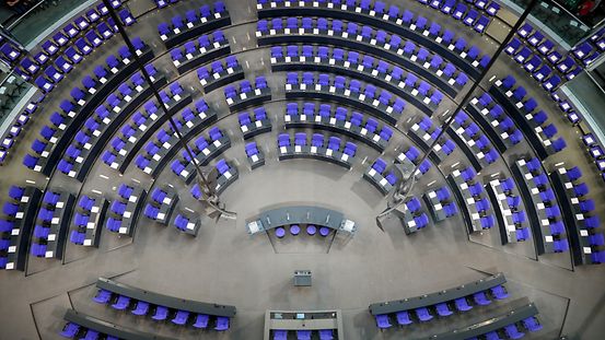 Der Bundestag (Blick in den Plenar-Saal) wählt den Bundes-Kanzler der Bundes-Republik Deutschland. 