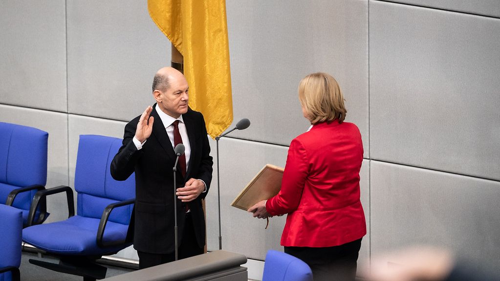 Olaf Scholz leistet seinen Amtseid als Bundeskanzler vor dem Deutschen Bundestag.