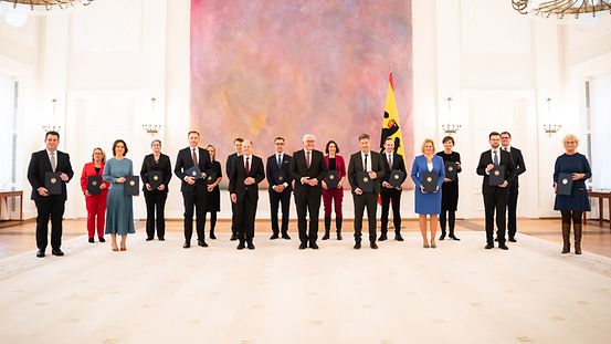 Le président fédéral Frank-Walter Steinmeier entouré du nouveau gouvernement fédéral