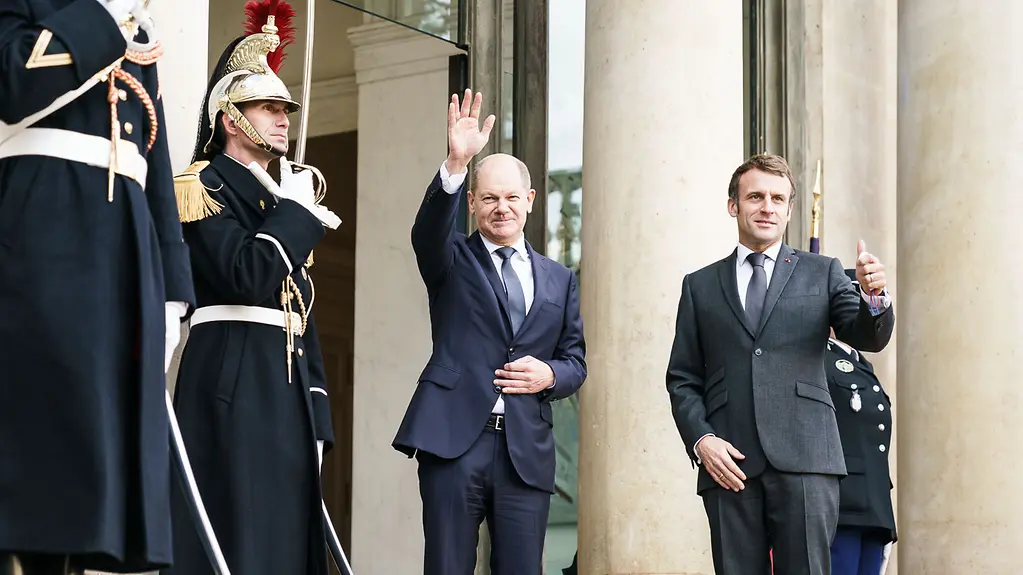 Bundeskanzler Olaf Scholz wird von Emmanuel Macron, Frankreichs Präsident, begrüßt.