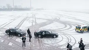 Bundeskanzler Olaf Scholz auf dem Flughafen Berlin.