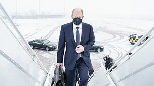 Bundeskanzler Olaf Scholz steigt ins Flugzeug.