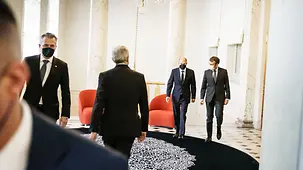 Bundeskanzler Olaf Scholz im Gespräch mit Emmanuel Macron, Frankreichs Präsident.