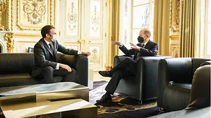 Bundeskanzler Olaf Scholz im Gespräch mit Emmanuel Macron, Frankreichs Präsident.