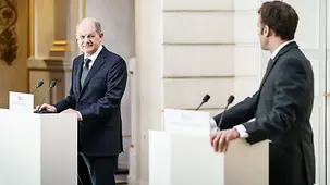 Bundeskanzler Olaf Scholz auf dem Flughafen Berlin.
