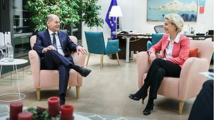 Bundeskanzler Olaf Scholz im Gespräch mit Ursula von der Leyen, Präsidentin der Europäischen Kommission.