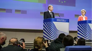 Bundeskanzler Olaf Scholz im Gespräch mit Ursula von der Leyen, Präsidentin der Europäischen Kommission.