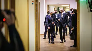 Bundeskanzler Olaf Scholz im Gespräch mit Charles Michel, Präsident des Europäischen Rates.