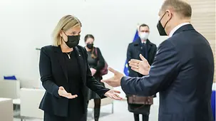 Bundeskanzler Olaf Scholz im Gespräch mit Charles Michel, Präsident des Europäischen Rates.