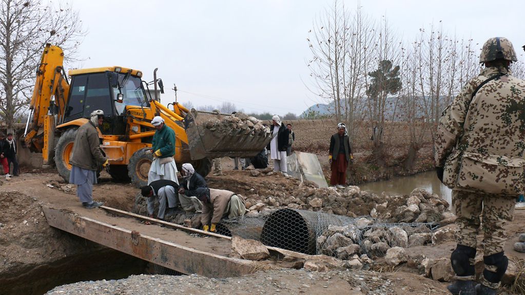 Bau einer Nicht sprengbaren Brücke mit einer afghanischen Baufirma und Pionieren.