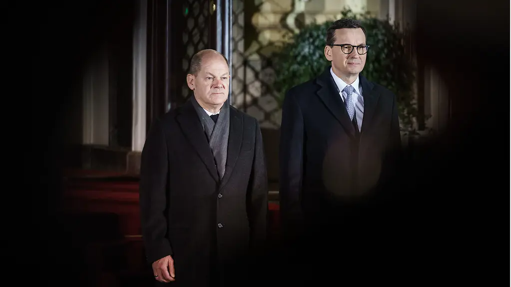 Bundeskanzler Olaf Scholz neben Mateusz Morawiecki, Polens Ministerpräsident.